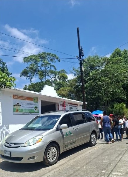 Camioneta de traslados de Rivas Servicios Funerarios frente a un domicilio en Tlalnelhuayocan