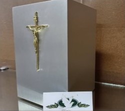 Urna plateada con crucifijo