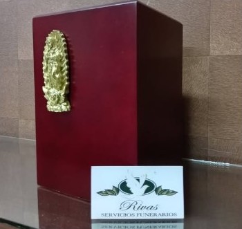 Urna de madera con la Virgen de Guadalupe